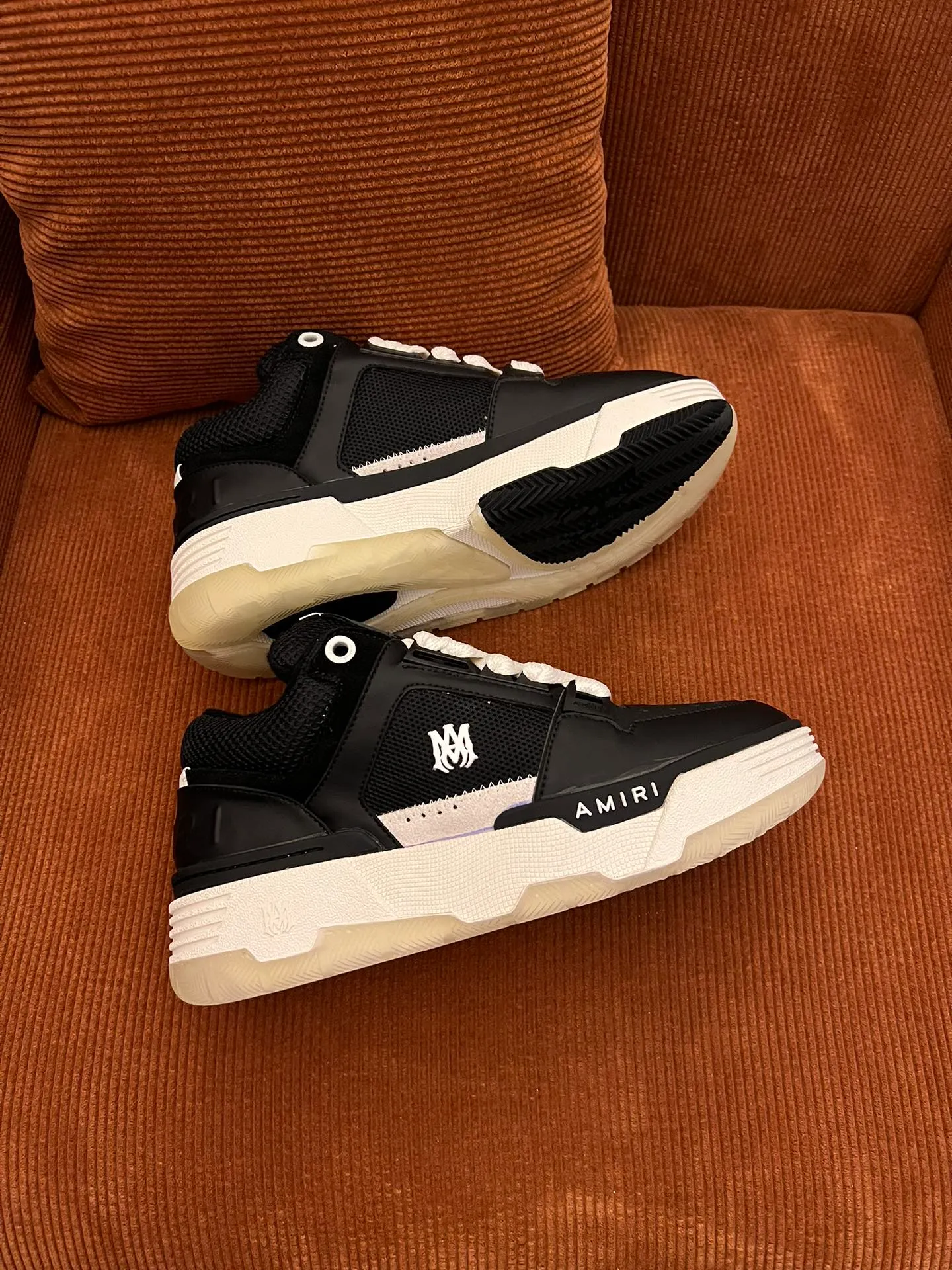 p620💰Men's shoes Amiri Emile's 2023 spring and summer new MA-1 bread shoes, couple models, casual sports shoes, sneakers Amiri gave up the rock punk style in the new season and used a large number of unsaturated colors, Morandi tones, whether you see or wear them, it will make people very happy. The large tongue of the bread shoes continues, shortens the length of the shoe body, thickens the midsole, and the toe part is more rounded. Amiri's brand letters and MA logo appear on the side of the shoe. Fabric: Original customized imported first-layer cowhide + mesh. Lining: Original customized breathable towel lining. Outsole. Foam combination material. Bottom thickness: 4CM. Size: Men's 39-45